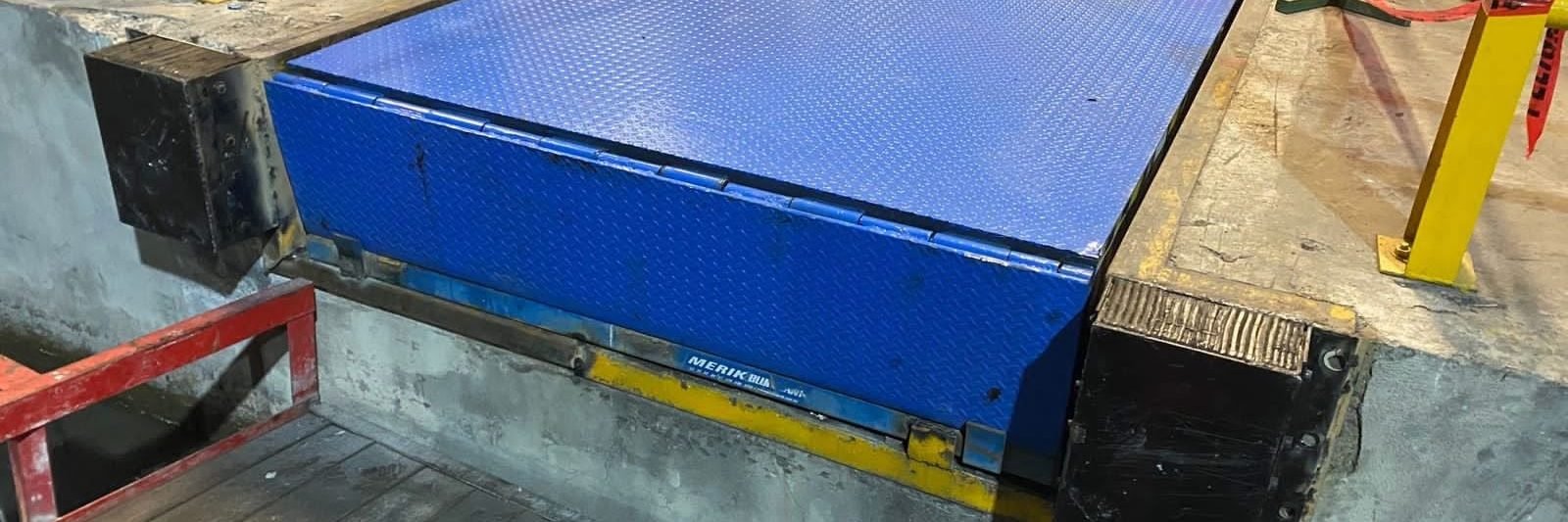 Rampa niveladora instalada en posición de andén de carga, con topes de muelle y foso, en nave industrial de Nuevo León