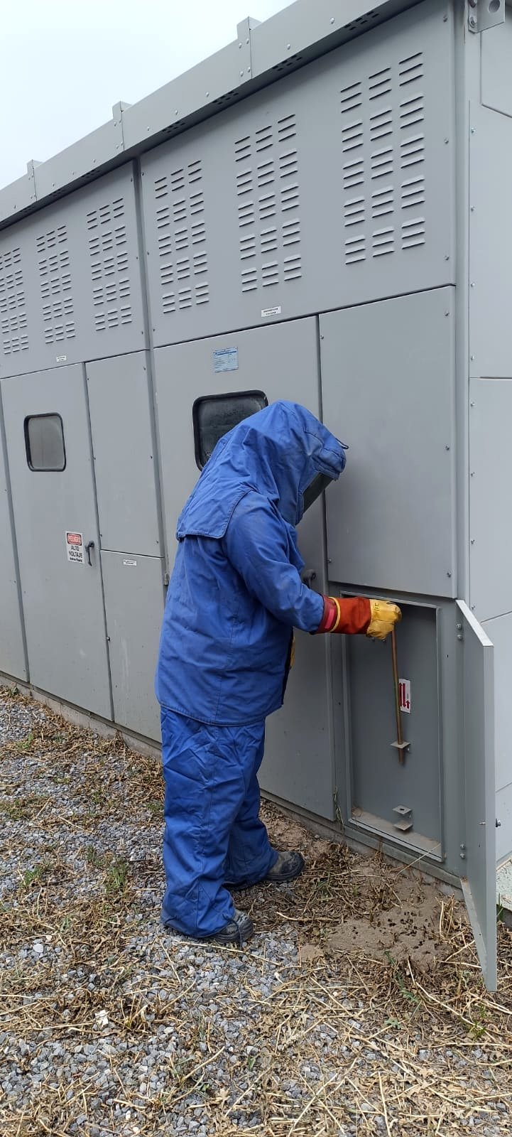 Técnico ANSAR con traje arc-rated categoría 2 ejecutando maniobra en gabinete de media tensión - cumplimiento NOM-029-STPS-2011