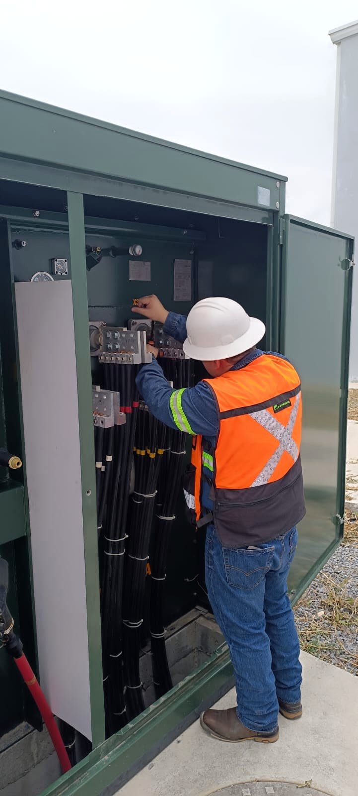 Tableros eléctricos industriales y sala de control eléctrica con plantas de emergencia conectadas
