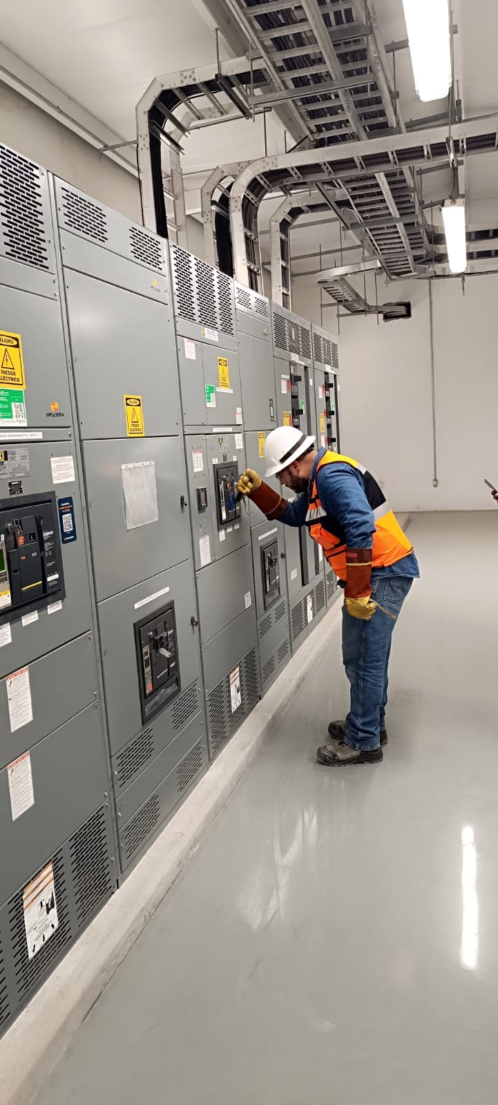 Sala de tableros eléctricos industriales para nave industrial nueva con cableado estructurado en charolas