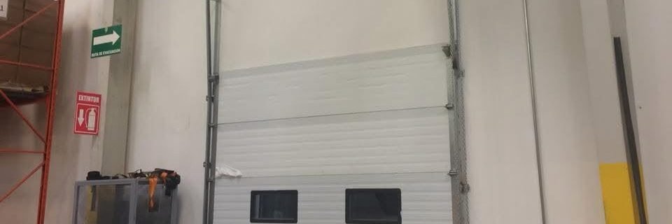 Servicio a puerta seccional de andén de carga en área de recibo de un centro de distribución