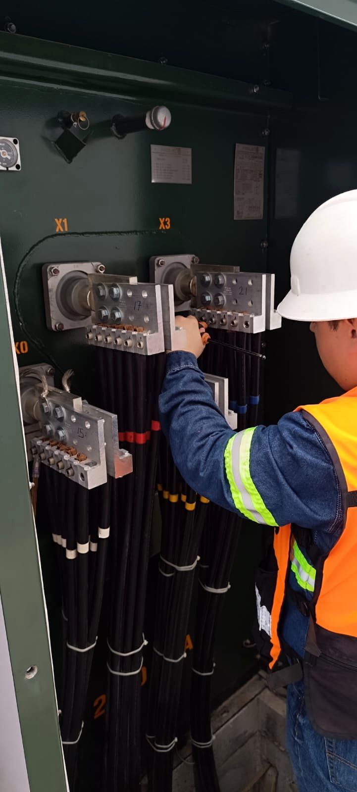 Mantenimiento a subestación eléctrica industrial - reapriete de conexiones primarias en terminales X1, X3 y X0